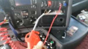 Куда подсоединить пистолет для продувки кабины на Сканию!!!!