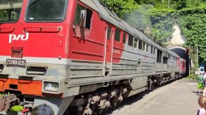 Выезд поезда из тоннеля в Новом Афоне. Абхазия.