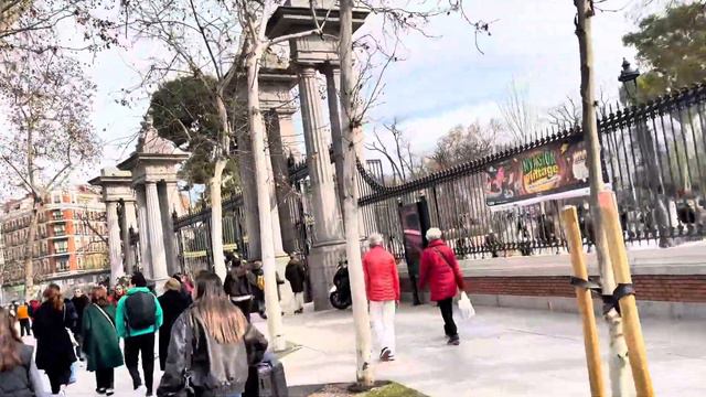 The amazing El Retiro park and its surroundings in Madrid Pain. смотреть онлайн