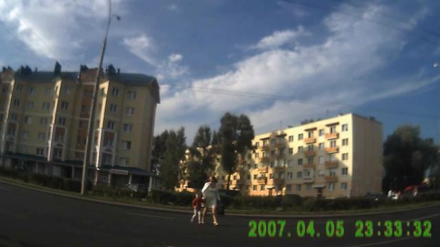 Мама переводит дочку в неположенном месте смотреть онлайн
