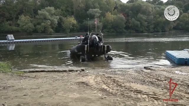 Водолазы Росгвардии провели учебные спуски на Москве-реке смотреть онлайн