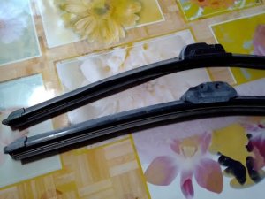 Никогда не выбрасывай старые, без каркасные  очистители лобового стекла автомобиля.