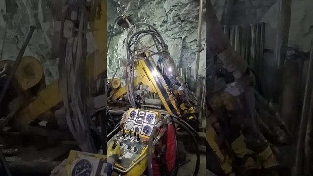 Работа помбуром в шахте на Самоходной Буровой установке #Diamec U4 #construct #mine #СБУ #dbs #СПО смотреть онлайн