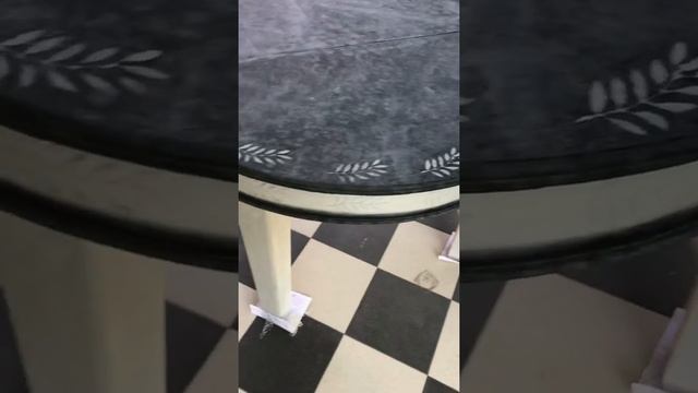 Перекраска старого стола на террасе в саду. Техника фроттаж.#перекраскамебели#furnituremakeover