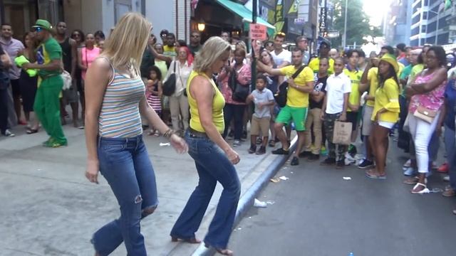 BRAZILIAN WOMENS DANCE STREET SAMBA CARNIVAL DANCES AT BRAZILIAN DAY STREET DANCE PARTY NEW YORK NY смотреть онлайн