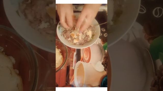 всего из трёх селедок гора котлет на столе?? смотреть онлайн