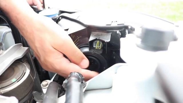 Replace Headlight Bulb on Mazda 2 Demio смотреть онлайн