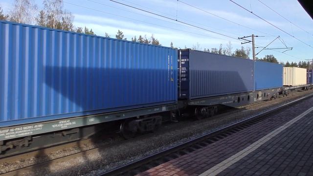 Электровозы ВЛ80С-2100 и ВЛ80С-1279 с грузовыми поездами