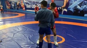 Монгольский тренер показывает приемы Самбо