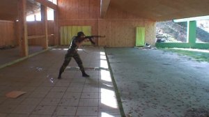 Александр Петров. Девушка и АКМ. Рост 1м 64см, вес 52 кг.