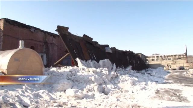 В Новокузнецке рухнувший навес повредил 3 легковушки