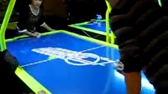 аэрохоккей/air hockey играют: Антонов - Курганова смотреть онлайн