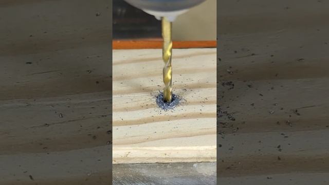 Секрет опытных мастеров! Как легко и быстро открутить саморез с сорванными гранями? #shorts смотреть онлайн