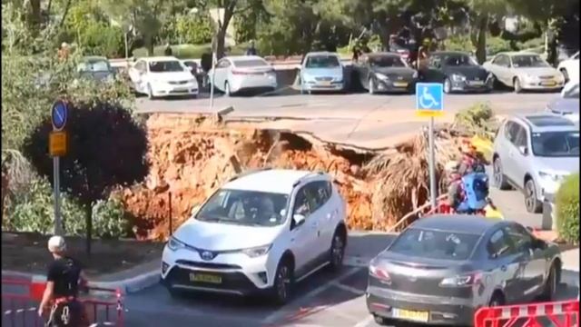 Иерусалим внезапный провал грунта поглотил автомобили, Израиль 7 июня 2021 | Катаклизмы, климат смотреть онлайн