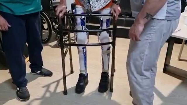 Александр получил свои аппараты на всю ногу от Ортостандарт. смотреть онлайн