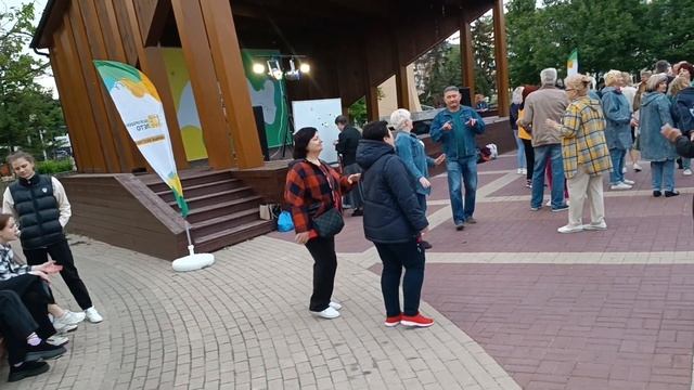 Белгород, парк победы, танцы в кругу друзей. смотреть онлайн