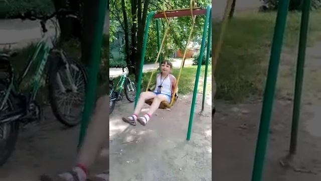 Странная девочка на качелях смотреть онлайн