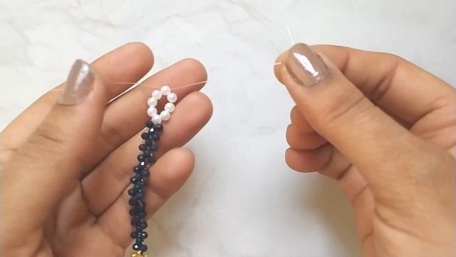 Jewelry Making Tutorial. White And Black Crystal Beaded Bracelets. DIY JEWELRY | The Urban Craft 20