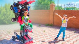 Игрушки трансформеры Fuzion Max. Папа и дети играют вместе / Erik Show