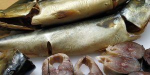 СКУМБРИЯ (СЕЛЬДЬ) холодного копчения  без дыма  на кухне.mp4