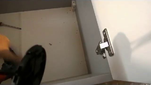 Мебель своими руками. Навеска двери из МДФ на навесной кухонный шкаф. смотреть онлайн