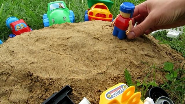 Видео с машинками. Собираем экскаватор. Игрушечные машины смотреть онлайн