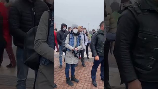 Губернатор Сергей Морозов поправляет воротничок экс-мэру Сергею Ермакову смотреть онлайн