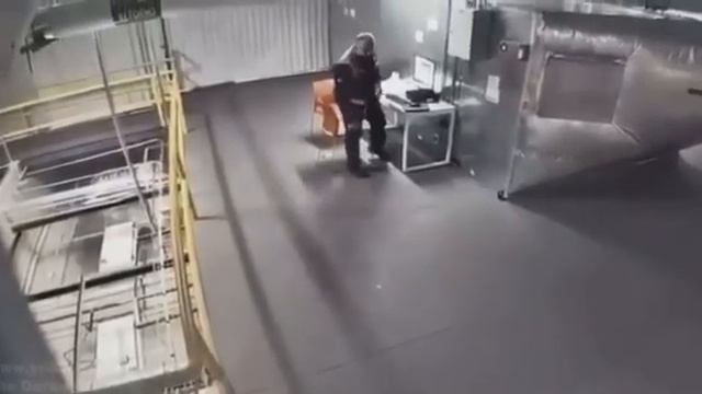 Сотрудник, думая что к нему пришел стажер, не задумываясь посадил его ря смотреть онлайн
