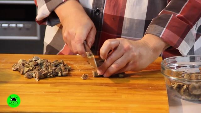 РАССОЛЬНИК С ПЕРЛОВКОЙ И КУРИНЫМИ ПОТРОШКАМИ смотреть онлайн