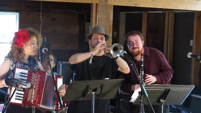 KLEZMER - 01. Жил на Свете Хаим - Chaim смотреть онлайн