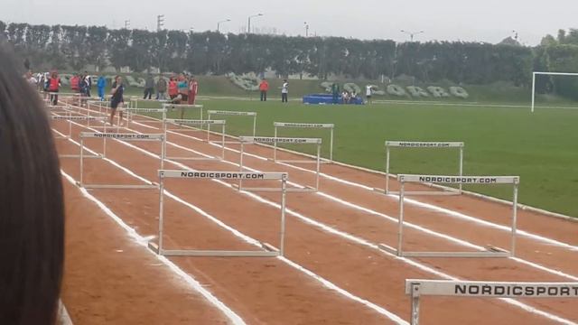 Rosa Emilia Montero Diaz compitiendo y ganando en 100 metros con vallas смотреть онлайн