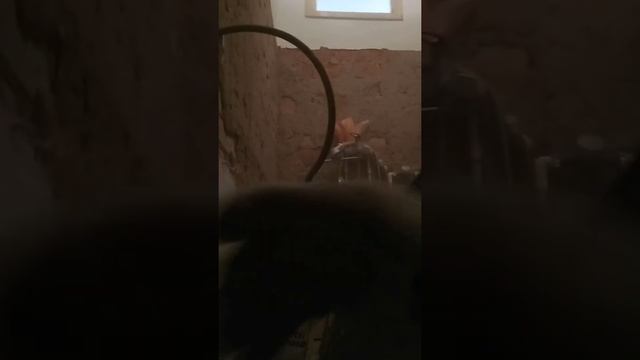 разбиваем тяжёлую чугунную ванну 100 кг , на 8 частей при помощи кувалды за 2 минуты смотреть онлайн
