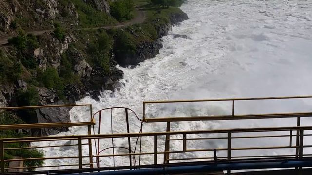 Сброс воды на ГЭС р.Иртыш г.Усть-Каменогорск 25.06.2016 ч1. смотреть онлайн