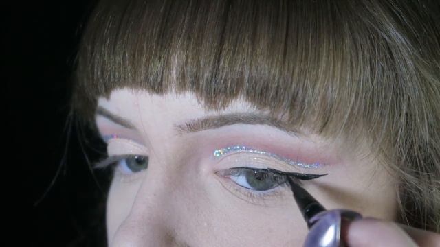 Holographic Makeup Tutorial: Cut Crease + Highlight смотреть онлайн