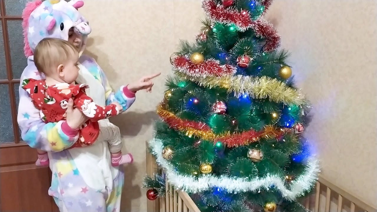Аня в первый раз видит ЕЛКУ! Мама единорог показывает новогоднюю елку смотреть онлайн