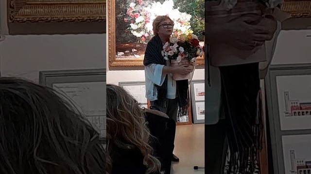 Лариса Гончарова поздравляет директора Мытищинской Галереи Искусств Марину Домникову с юбилеем смотреть онлайн