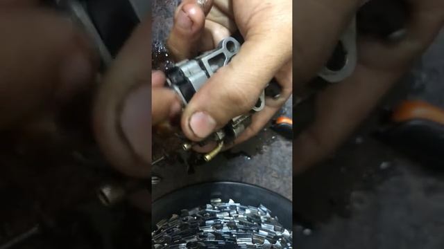 How to clean a carburetor at Husqvarna 143RII /Part #1 смотреть онлайн