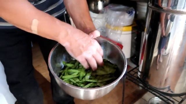Wild Edible Hunt, Clean, Cook . . . FLOP! (Redbud pods - timing is everything) смотреть онлайн