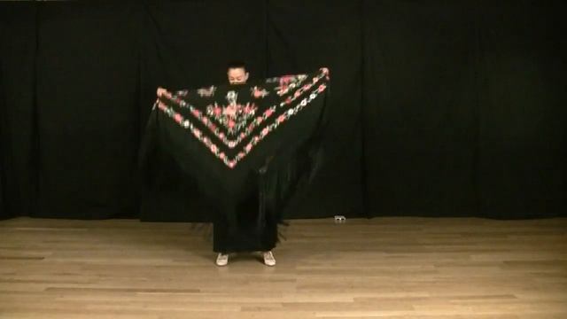 Flamenco shawl (mantón) exercises: Vuelta con cambio detrás y de mano смотреть онлайн