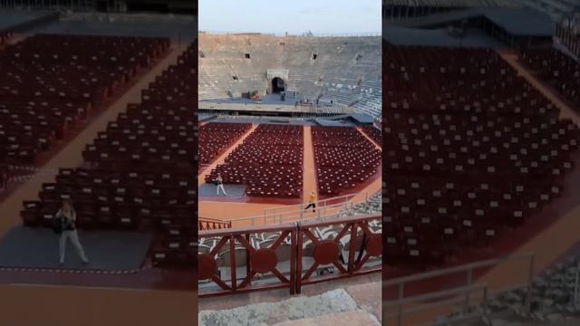Touring around Arena di Verona Amphitheatre Italy смотреть онлайн