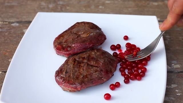 Стейк на огне. Мясо на мангале смотреть онлайн