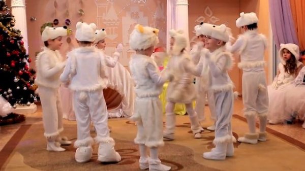 "Где-то на белом свете..." танец белых медвежат