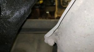 Где находится сливная пробка антифриза Митсубиси Галант 7.  4G93.