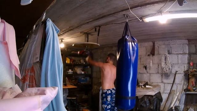 Тренировка по боксу в гараже 1/3 смотреть онлайн