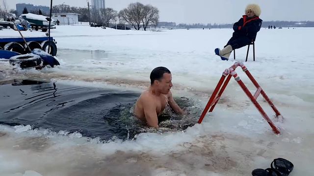 Купание в проруби на Крещение смотреть онлайн