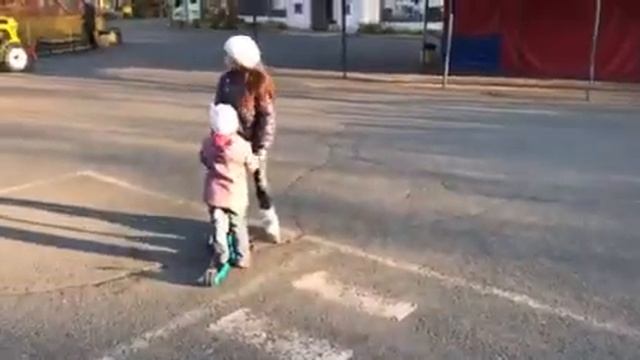 Гуляю с сестренкой в парке смотреть онлайн
