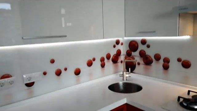 Бордовая кухня с газовым котлом скрытым за фасадами смотреть онлайн