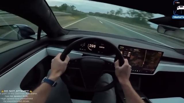 Разогнал Tesla Model S Plaid до 328 км/ч.
