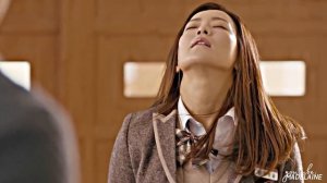 Притворяется ученицей, чтобы отомстить за свою дочь