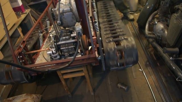 Лёгкий Гусеничный Вездеход "Мосяня" Первый раз крутим гусей. смотреть онлайн